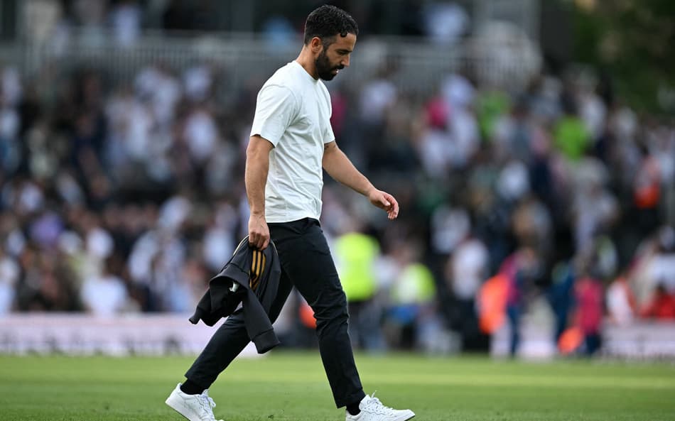 Rúben Amorim deixa campo de jogo entre Manchester United e Fulham de cabeça baixa