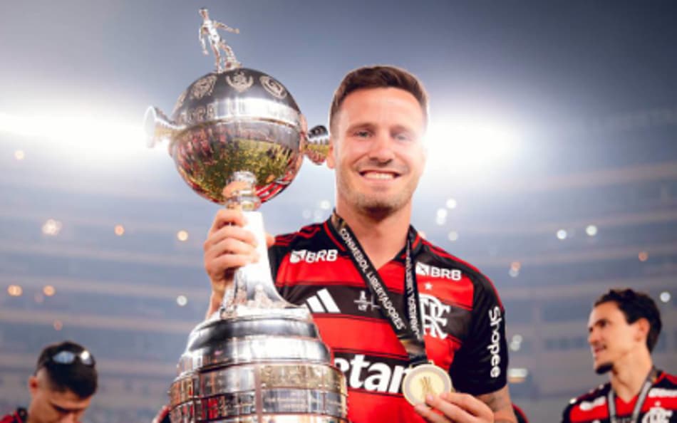 Saúl com troféu da Libertadores