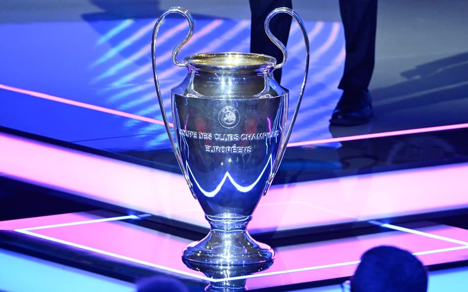 Taça da Champions League no sorteio dos confrontos pela Uefa