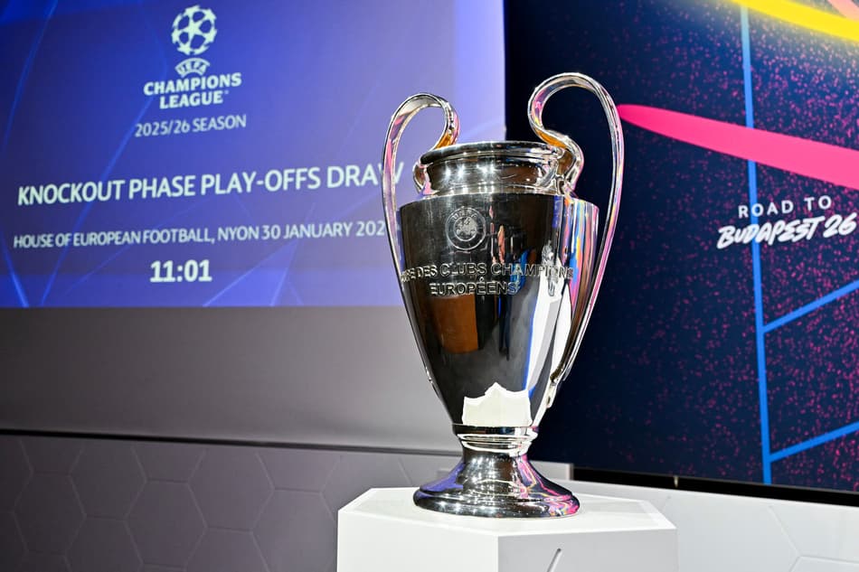 Troféu da Champions League exposto no sorteio dos playoffs do torneio