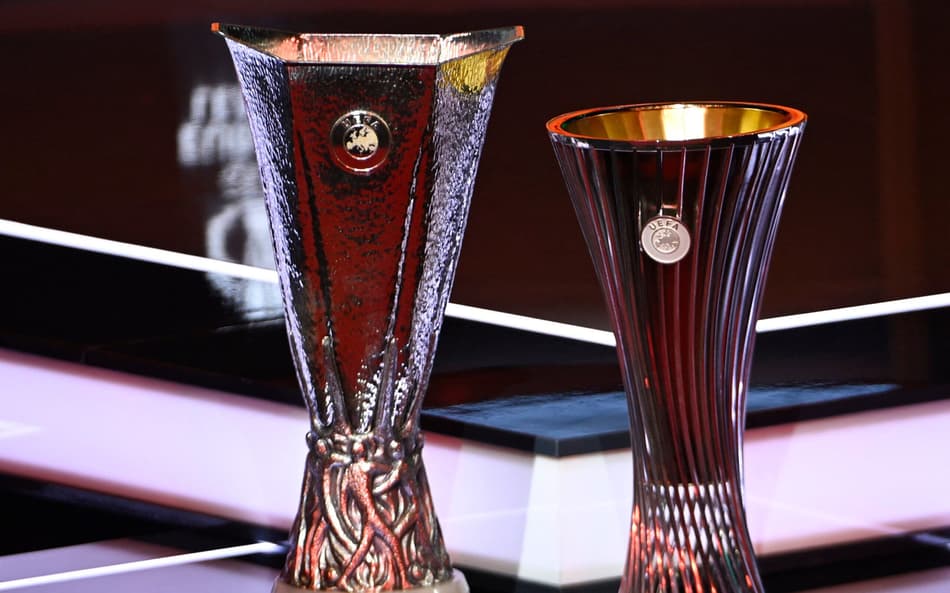 Troféus da Europa League e Conference League exibidos durante o sorteio dos torneios