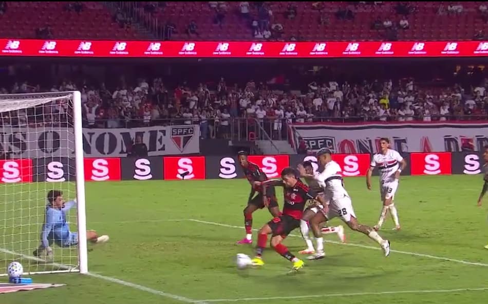 Disputa entre Alan Franco, do São Paulo, e Arrascaeta, do Flamengo, analisada pelo VAR (Foto: Reprodução/CBF)
