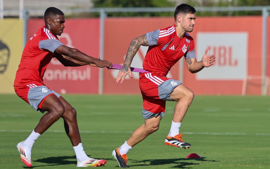 Féliz Torres, zagueiro, e Rodrigo Villagra, volante, do Internacional