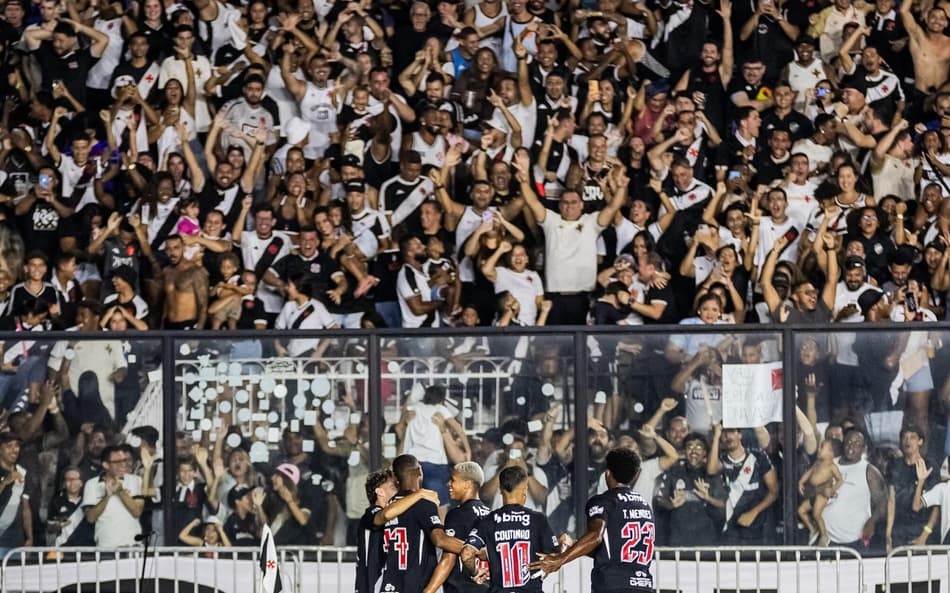Jogadores do Vasco com a torcida em São Januário