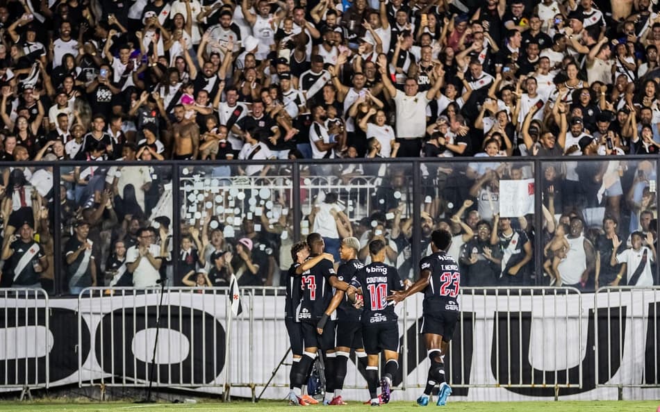 Jogadores do Vasco com a torcida em São Januário