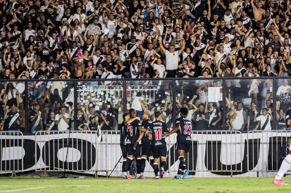 Jogadores do Vasco com a torcida em São Januário