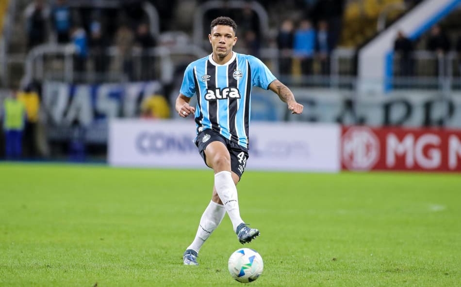 Alvo do Botafogo, zagueiro renova com o Grêmio e aumenta a multa rescisória