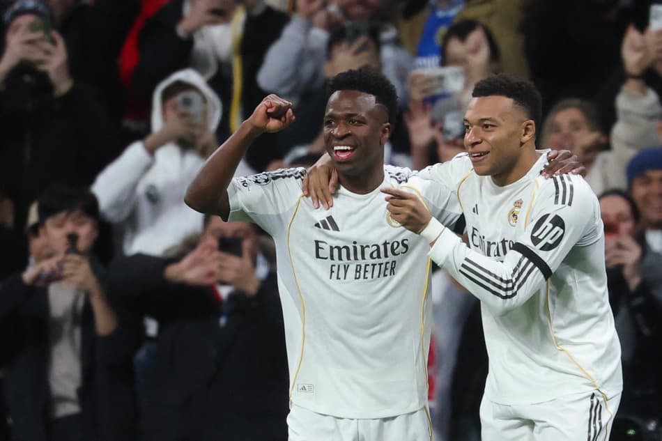 Vini Jr comemora com Mbappé gol do Real Madrid sobre o Monaco, pela Champions League