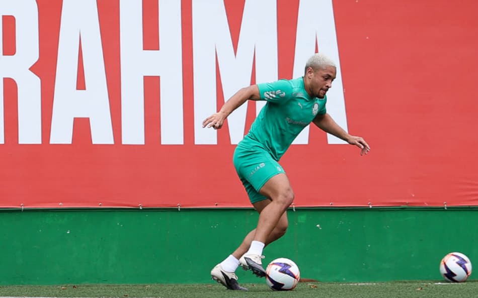 Vitor Roque durante treinamento do Palmeiras