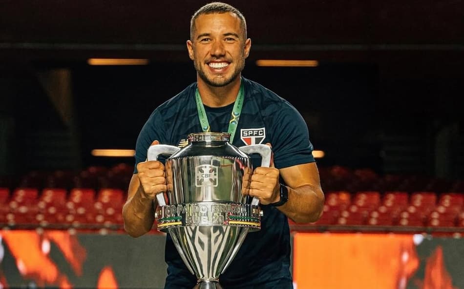 Allan Barcellos, do São Paulo, levantou a taça em 2024 (Foto: Reprodução)