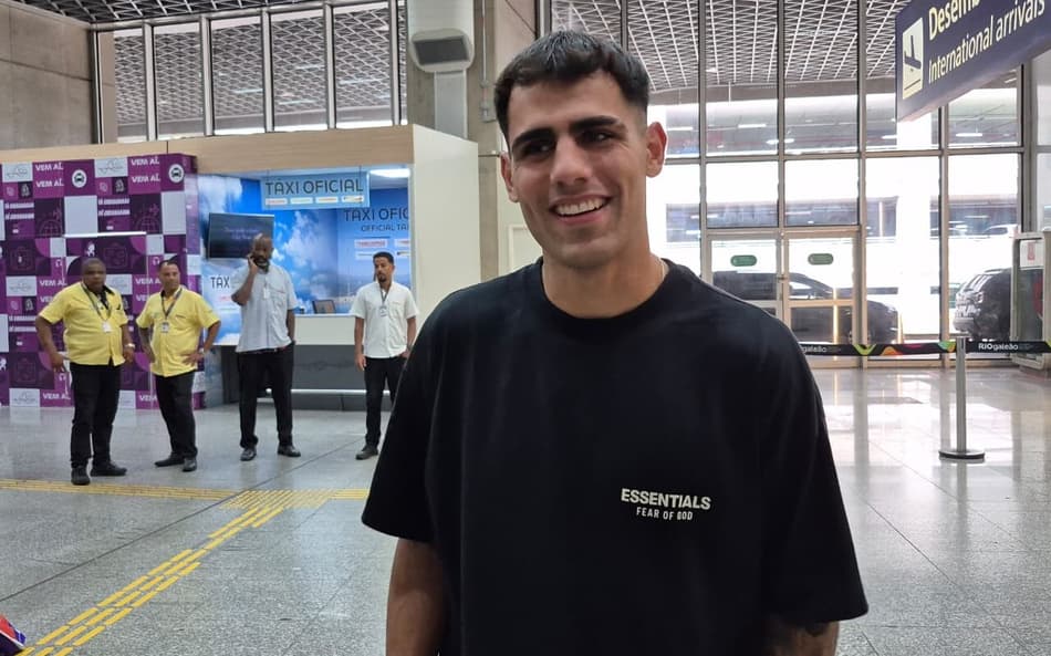 Lucas Villalba chega ao Rio para se apresentar ao Botafogo: 'Deixar a vida por esta camiseta'