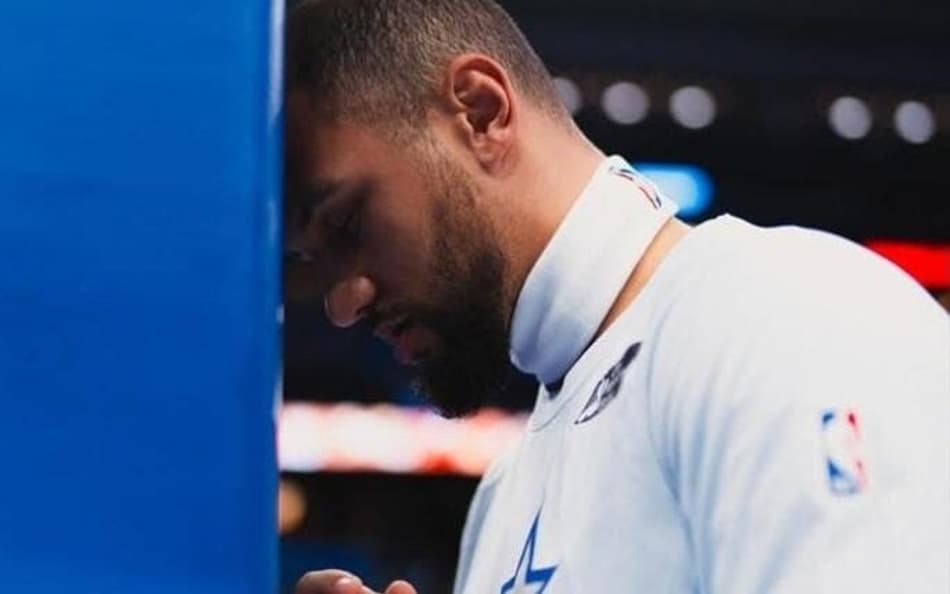 Jalen Suggs e seu ritual com a faixa no pescoço (Foto: Reprodução/Instagram)
