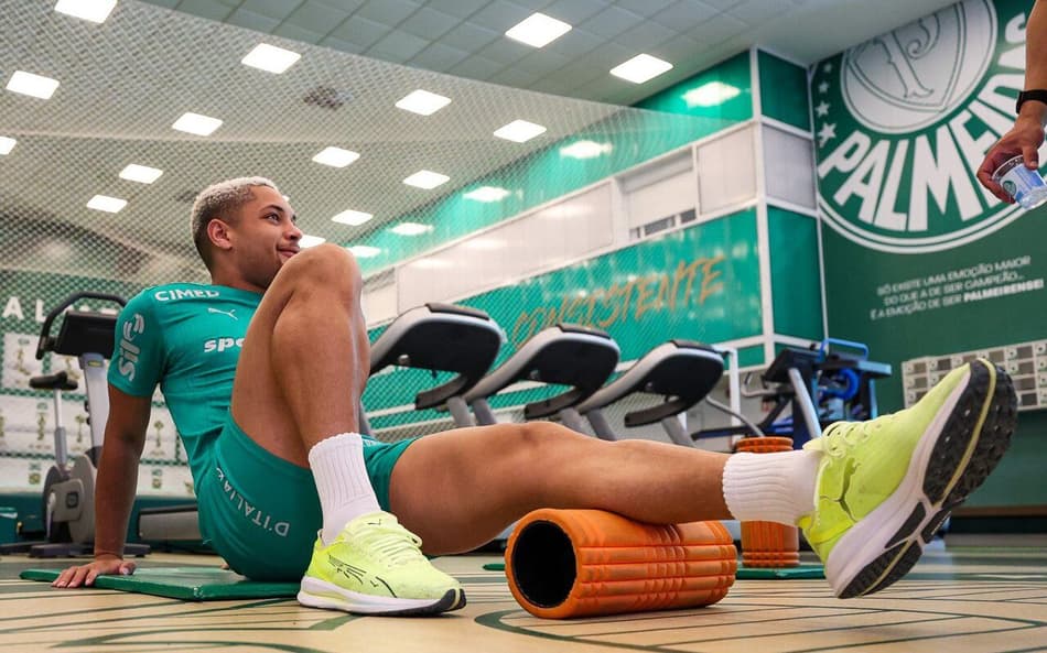 Palmeiras se reapresenta de olho no Santos e detalha lesões de Vitor Roque e Jefté