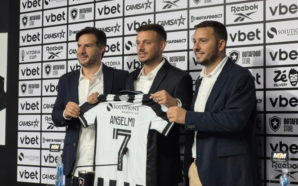 Martin Anselmi é apresentado como novo técnico do Botafogo: 'Muita energia para trabalhar'