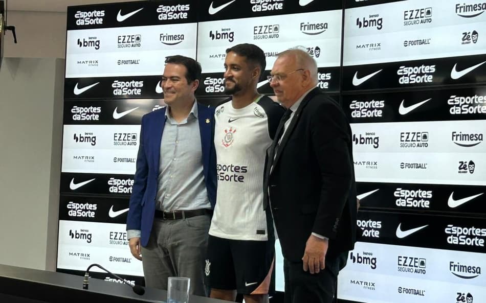 Marcelo Paz e Osmar Stabile estiveram presentes na apresentação de Matheus Pereira (Foto: Guilherme Lesnok/Lance!)