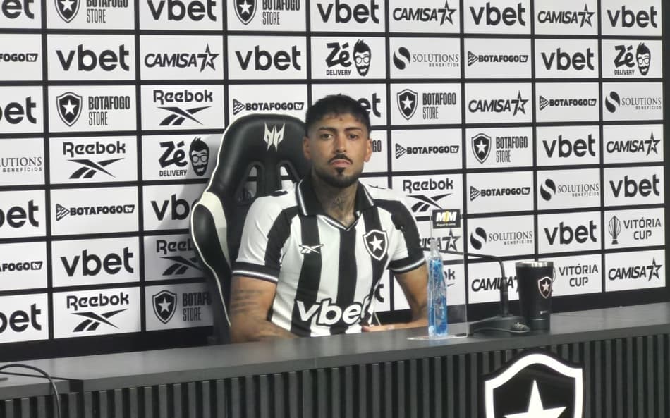 Alexander Barboza em entrevista após vitória do Botafogo (Foto: Leonardo Bessa/Lance!)