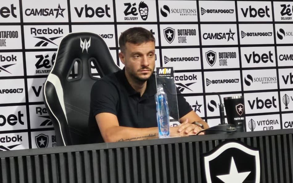 Martín Anselmi em coletiva pelo Botafogo (Foto: Leonardo Bessa/ Vasco)
