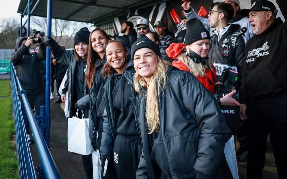 Jogadoras do Corinthians na torcida pelo Corinthian-Casuals. (Foto: Rodrigo Gazzanel / Corinthians)
