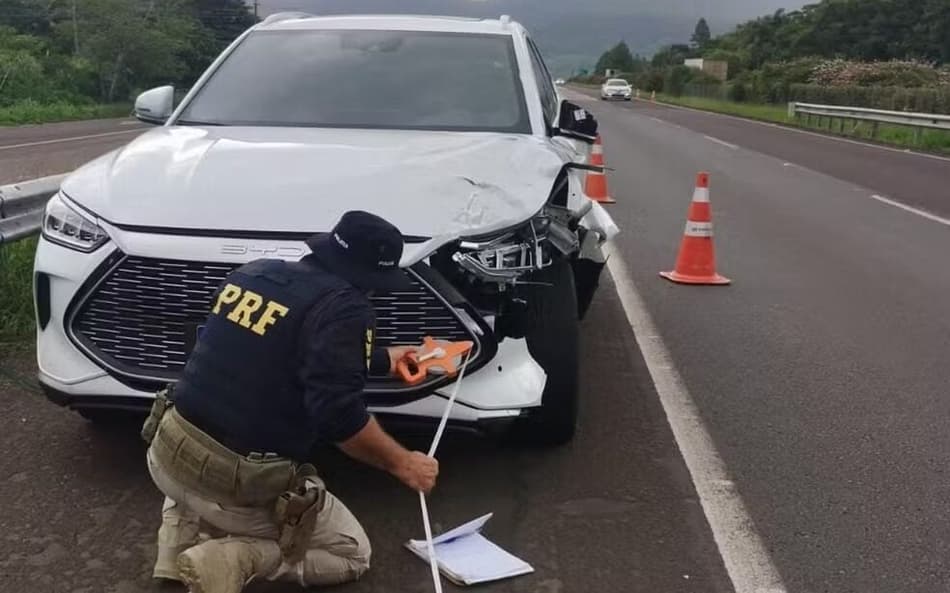 Acidente aconteceu na BR-101, em Maquiné, no litoral norte do Rio Grande do Sul (Foto: Divulgação/PRF)