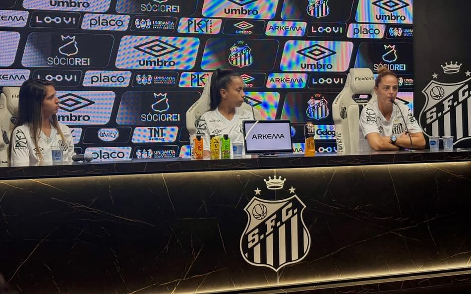 Eudmilla, Vivian e Larroquette durante apresentação no Santos. (Foto: Giselly Corrêa/Lance!)