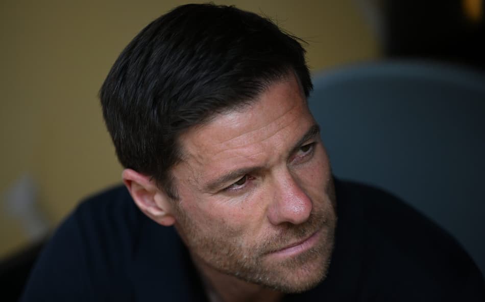 Xabi Alonso no banco de reservas durante Real Madrid x Al-Hilal, no Mundial