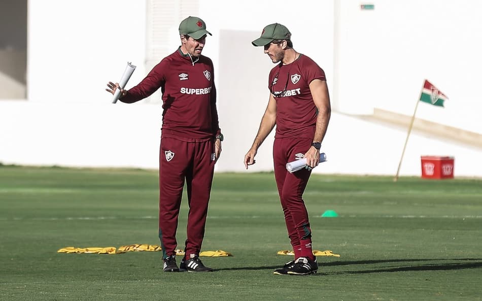 Zubeldía e seu auxiliar conversando durante treino do Fluminense (Foto: Lucas Merçon/FFC)