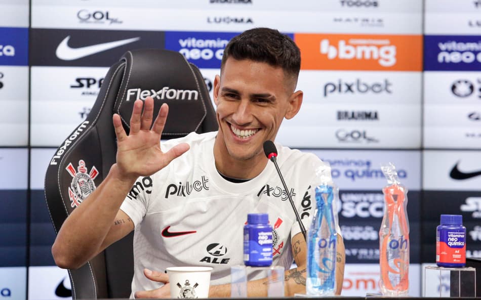 Corinthians paga Rojas, evita punição e avança contra transfer ban