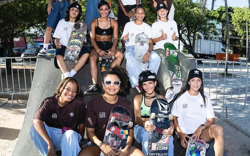 Aline Dantas durante seletiva de skate street