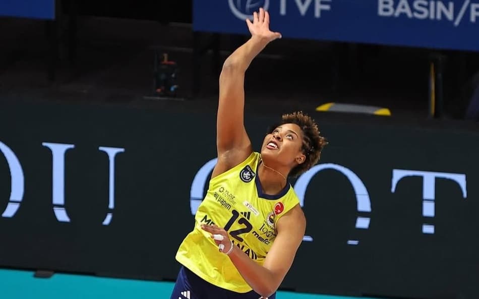 Ana Cristina em ação durante partida do Fenerbahçe