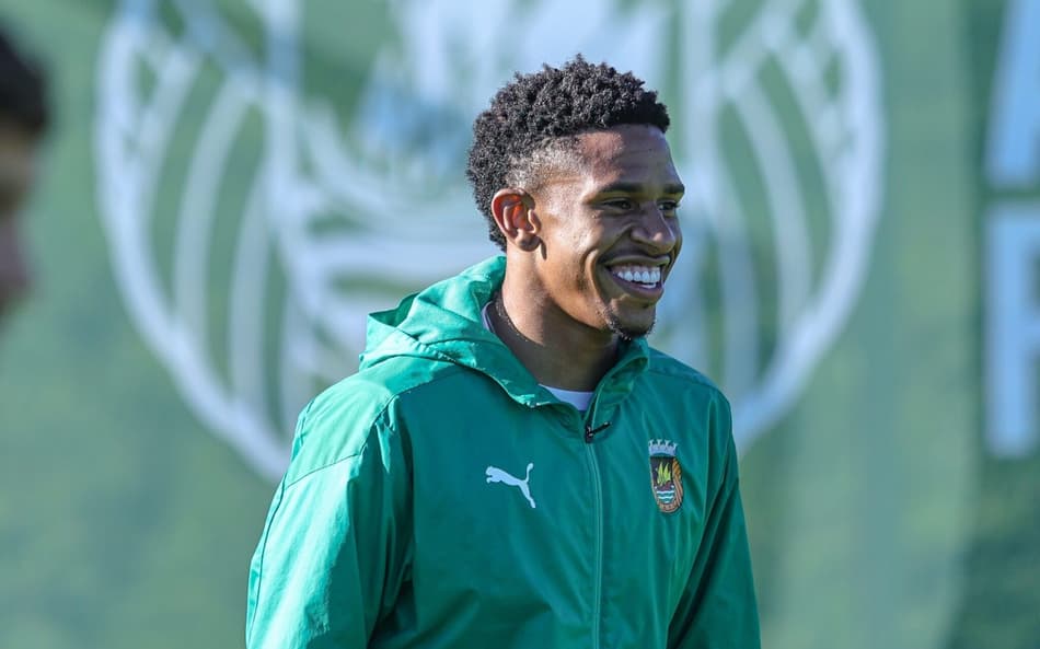 Ex-Flamengo fica perto de jogar em clube da Champions League, diz jornal