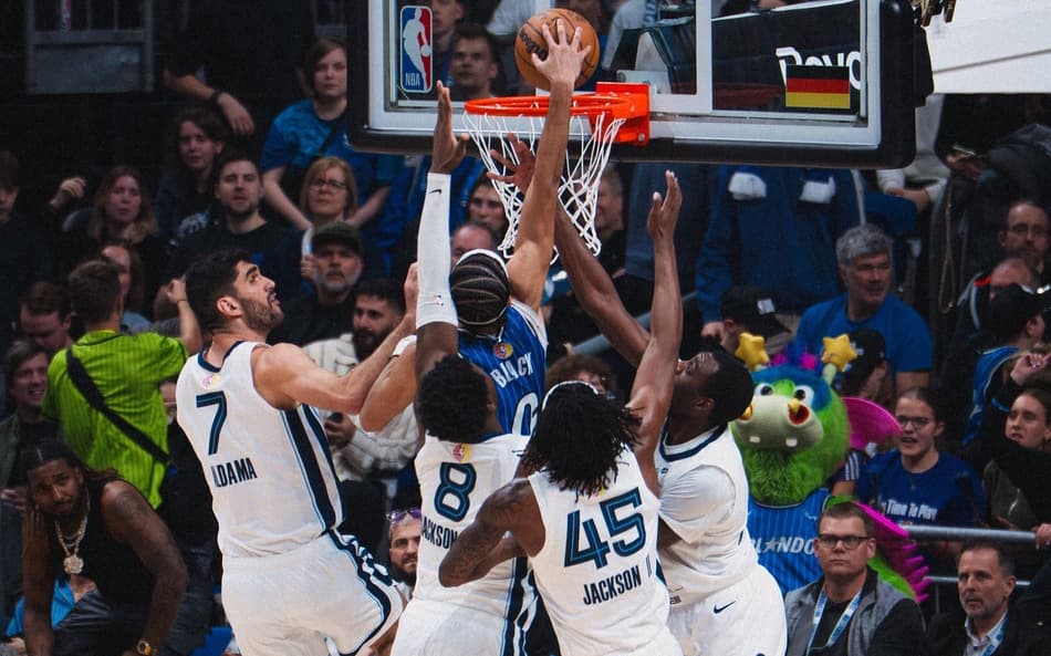 VÍDEO: Armador do Magic enterra contra quatro defensores na NBA