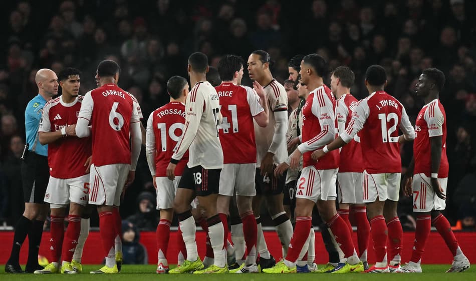Briga entre jogadores Arsenal e Liverpool em jogo pela Premier League (Foto: Ben STANSALL / AFP)