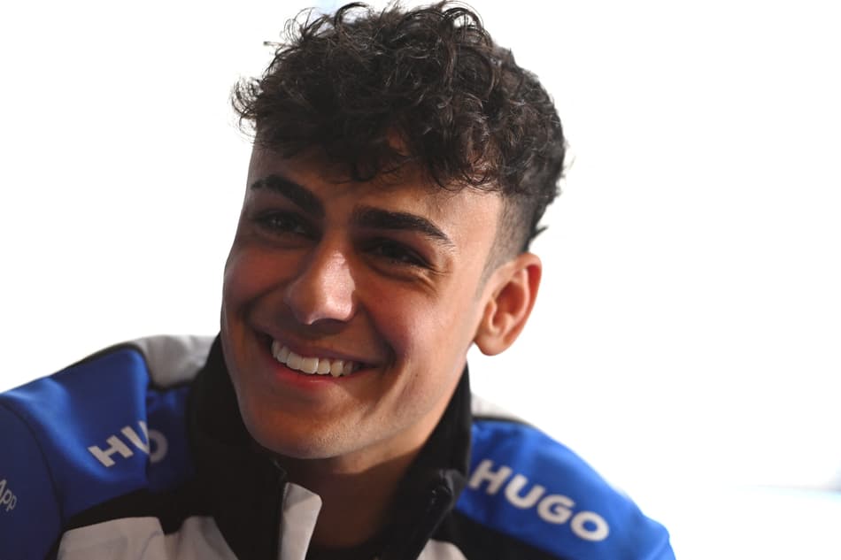 Arvid Lindblad, da Racing Bulls, é o único novato da F1 2026 (Foto: Rudy Carezzevoli/Getty Images/AFP)