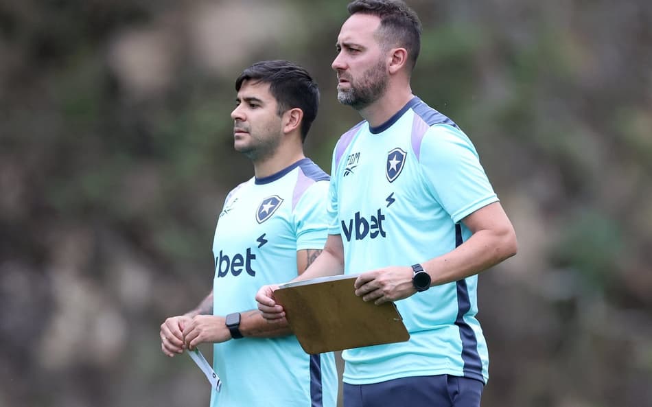 Auxiliares de Martin Anselmi em treino do Botafogo (foto: Vitor Silva/BFR)