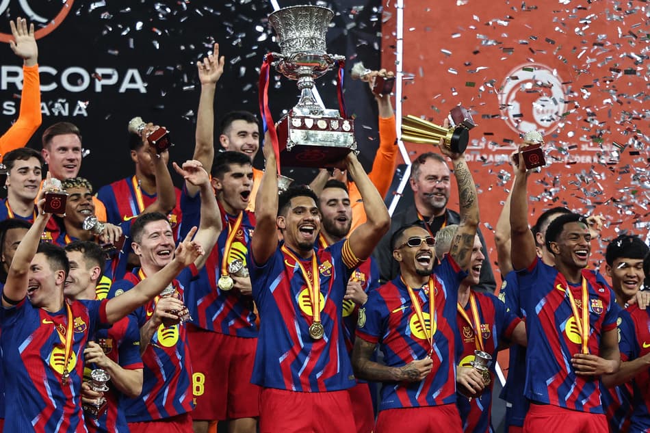 Jogadores do Barcelona erguem o troféu após vencer o Real Madrid na final da Supercopa da Espanha de 2025 (Foto: Fadel Senna/AFP)