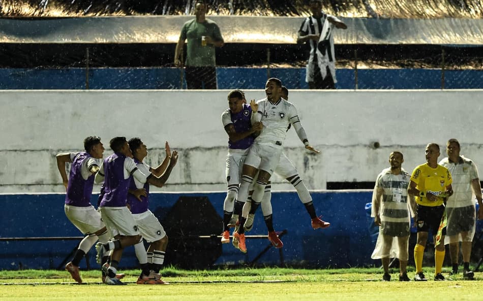 Jogadores do Botafogo comemoram gol diante do São José pela Copinha (Foto: Vitor Vidal/Agência F8/Gazeta Press)