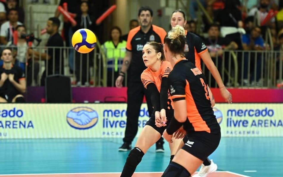 A líbero Camila Brait, durante a estreia do Osasco no Mundial de Clubes