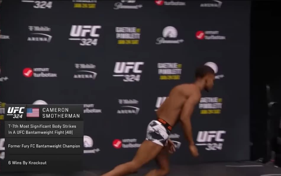 Cameron Smotherman em pesagem do UFC 324 (Foto: Reprodução/UFC)