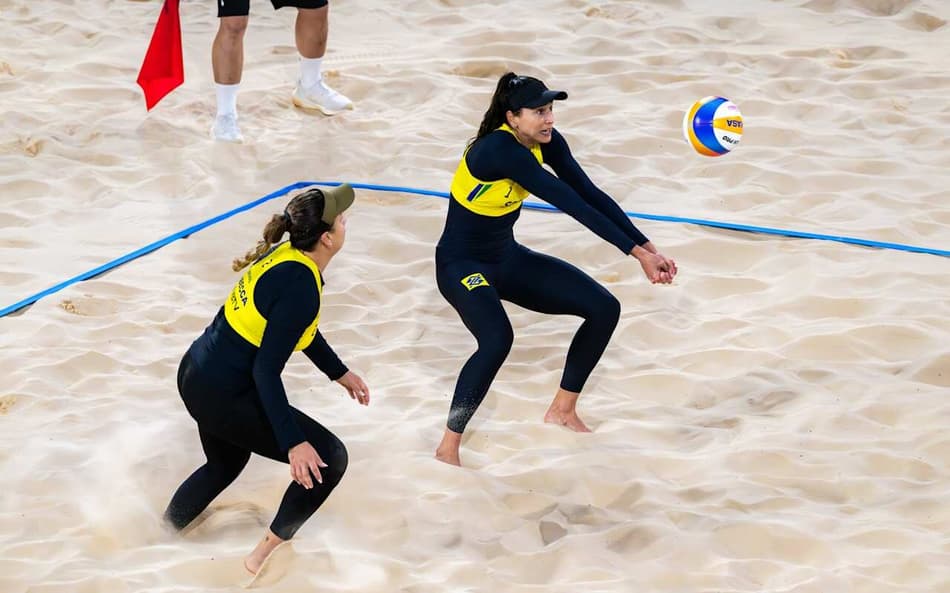 Carol e Rebecca disputam o bronze no Mundial de Vôlei de Praia 2025 (Foto: Volleyball World)