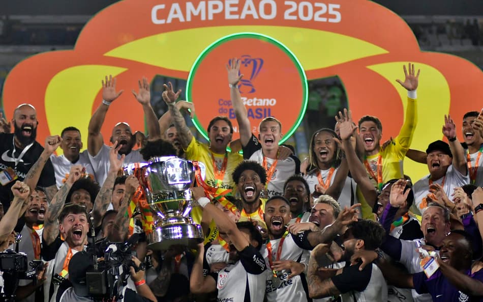 Corinthians levanta a taça de campeão da Copa do Brasil no Maracanã (Foto: Eduardo Carmim/Photo Premium/Gazeta Press)