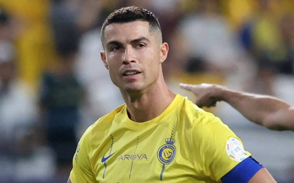 Cristiano Ronaldo, que mandou uma camisa autografada a Donald Trump, em ação pelo Al-Nassr no campeonato saudita (Foto: Divulgação)