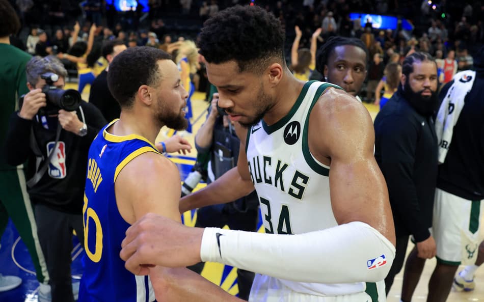 Giannis Antetokounmpo e Stephen Curry se cumprimentam em jogo entre Warriors e Bucks na NBA (Foto: Ezra Shaw/Getty Images/AFP)
