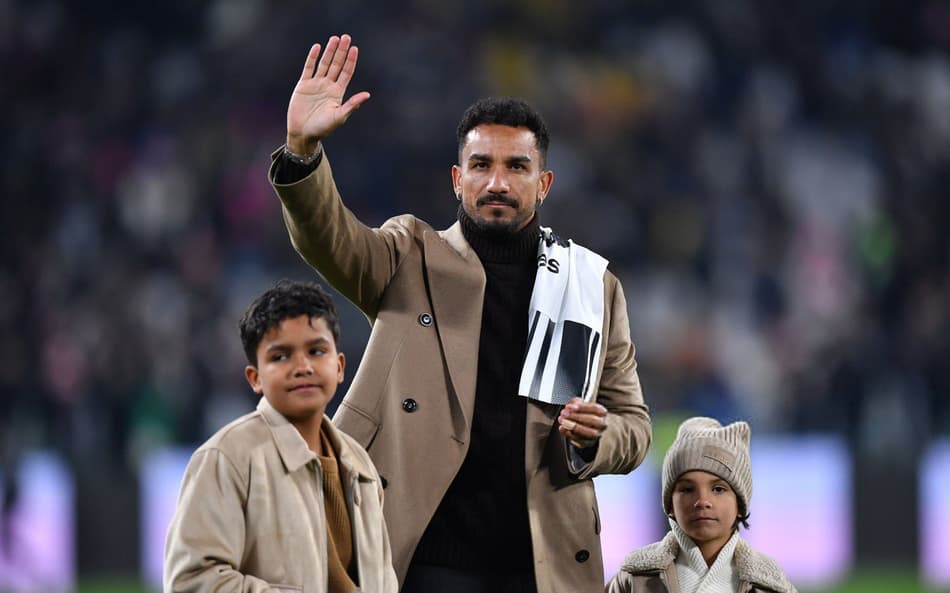 Danilo, do Flamengo, recebe homenagem da Juventus antes de jogo da Serie A