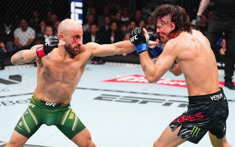 No UFC 325, o brasileiro Diego Lopes (dir) fará revanche com o campeão Volkanovski (esq) (Foto: Reprodução Instagram Alex Volkanovski)