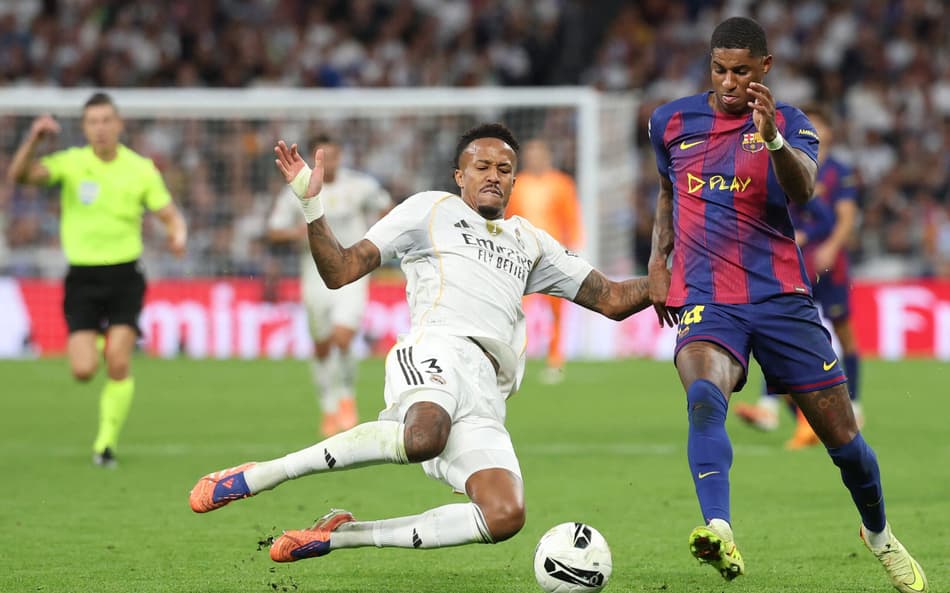 Éder Militão e Marcus Rashford em ação no duelo entre Real Madrid e Barcelona (Foto: Oscar DEL POZO / AFP)