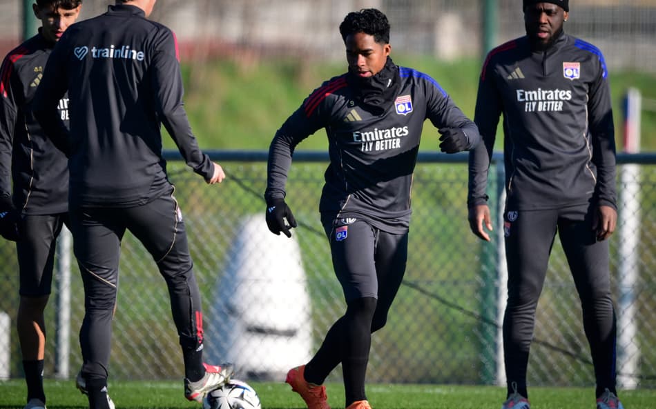 Endrick durante primeiro treino como jogador do Lyon (Foto: OLIVIER CHASSIGNOLE / AFP)