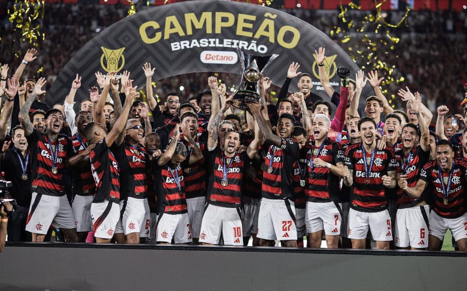 Flamengo levanta o troféu de campeão brasileiro (Foto: André Mourão / Lance!)