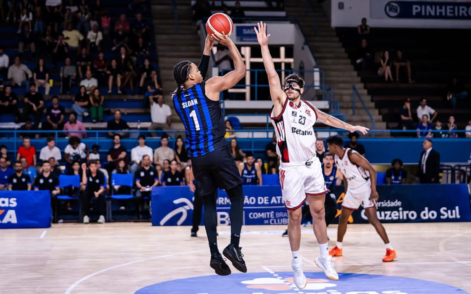Pinheiros derrotou o Flamengo no primeiro turno do NBB (Foto: Fernanda Georges/ECP)