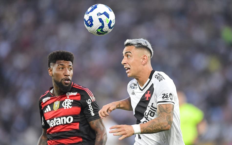Emerson Royal, do Flamengo, disputa lance com Puma Rodriguez, do Vasco, no Maracanã pelo Brasileirão