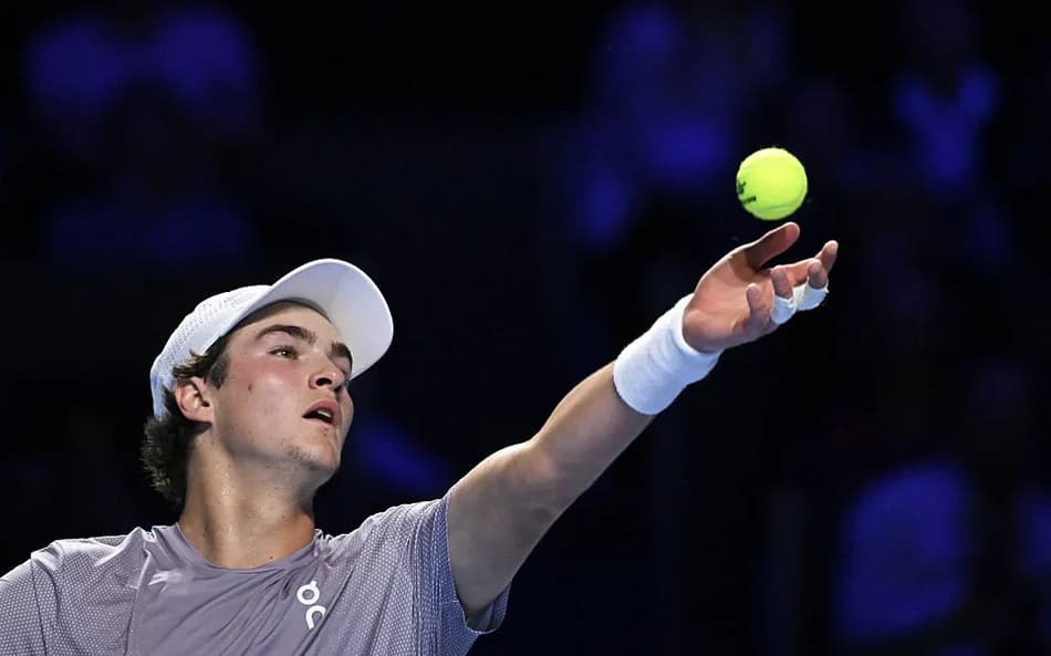 João Fonseca saca na campanha vitoriosa no ATP 500 da Basileia (Divulgação)